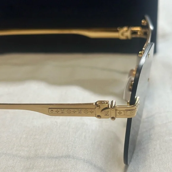 Louis Vuitton Gold and Black Aviator Sunglasses for Men’s - Picture 6 of 14